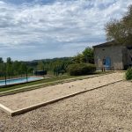 Grand gîte - 12 personnes Terrain de pétanque ombragé à côté de la piscine du gîte, pour des moments conviviaux en plein air