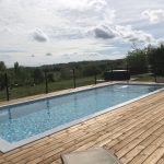 Piscine au sel 10x5 mètres du gîte à Baleyssagues, avec vue panoramique sur la campagne lot-et-garonnaise.