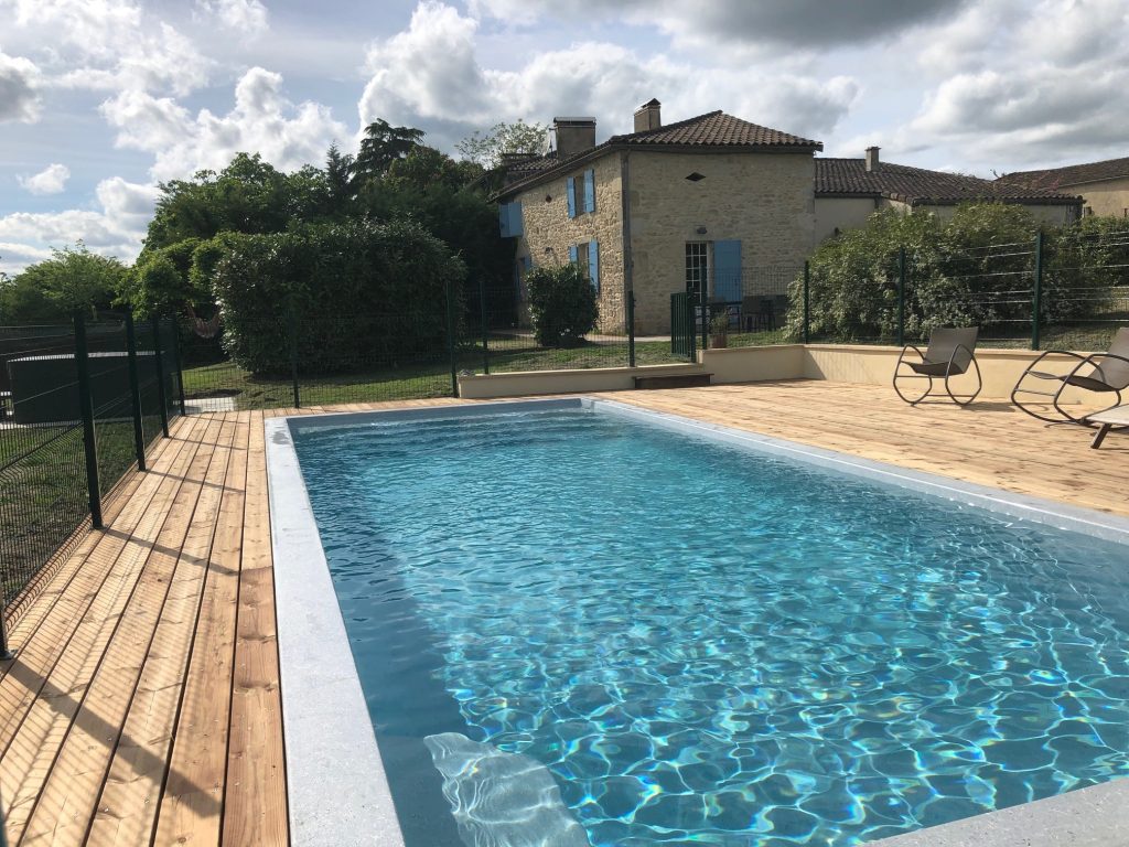 Piscine au sel 10x5 mètres du gîte à Baleyssagues, avec vue panoramique sur la campagne lot-et-garonnaise.