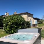 Grand gîte - 12 personnes Jacuzzi privatif du gîte, entouré de verdure, idéal pour un séjour cocooning en Lot-et-Garonne.
