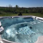 Jacuzzi privatif du gîte, entouré de verdure, idéal pour un séjour cocooning en Lot-et-Garonne.
