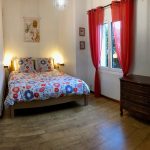 Chambre parentale spacieuse avec lit double 160 cm, décoration chaleureuse et vue sur le jardin.