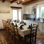 : Cuisine équipée, idéale pour repas conviviaux au gîte