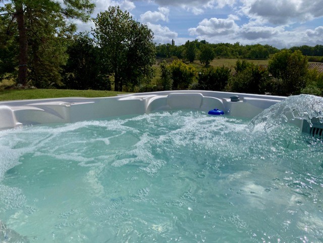 Jacuzzi privatif pour un séjour détente au gîte en Lot-et-Garonne