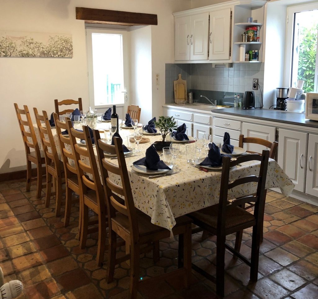 Grande salle à manger conviviale pour 12 personnes au gîte La Parenthèse Nature