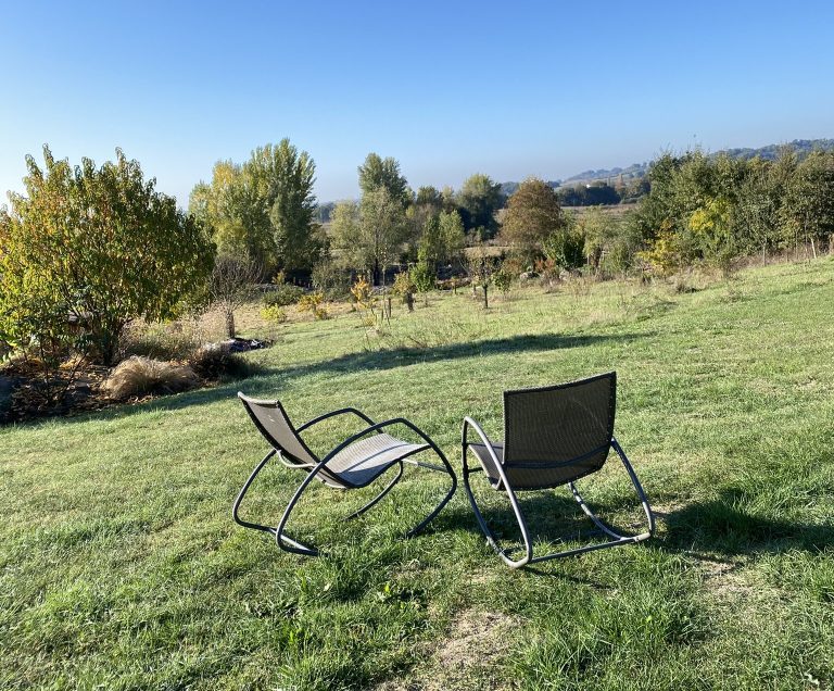 Espace détente extérieur du gîte en pleine nature