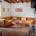 Grand salon chaleureux